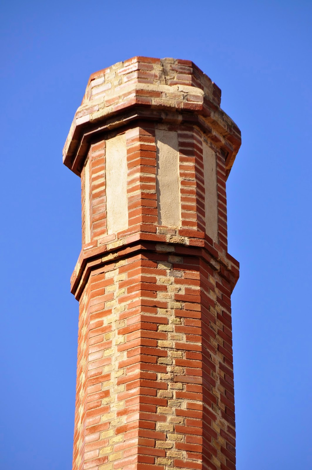 València, arena y cal: Chimeneas industriales de ladrillo.