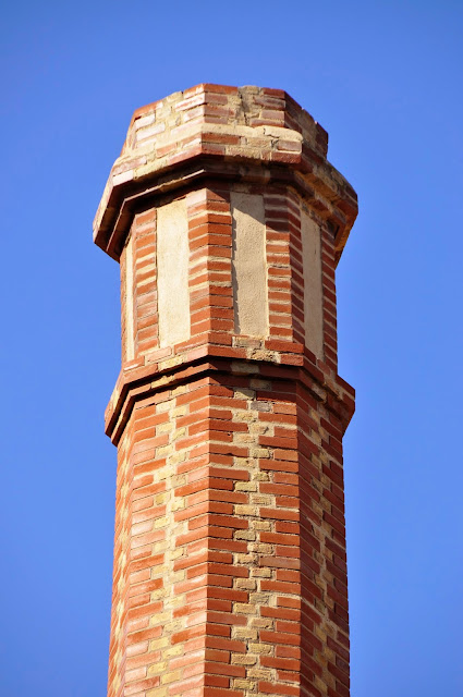 València, arena y cal: Chimeneas industriales de ladrillo.