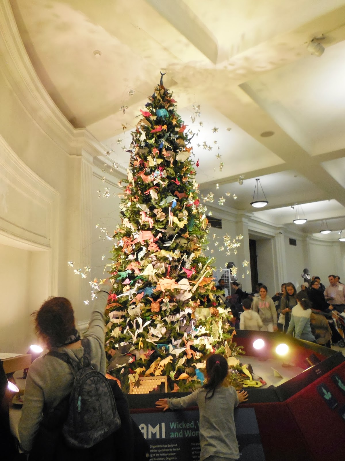 Albero Di Natale New York.Vivere New York Dovenewyork Vivere Il Natale A New York Origami Tree American Museum Of Natural History