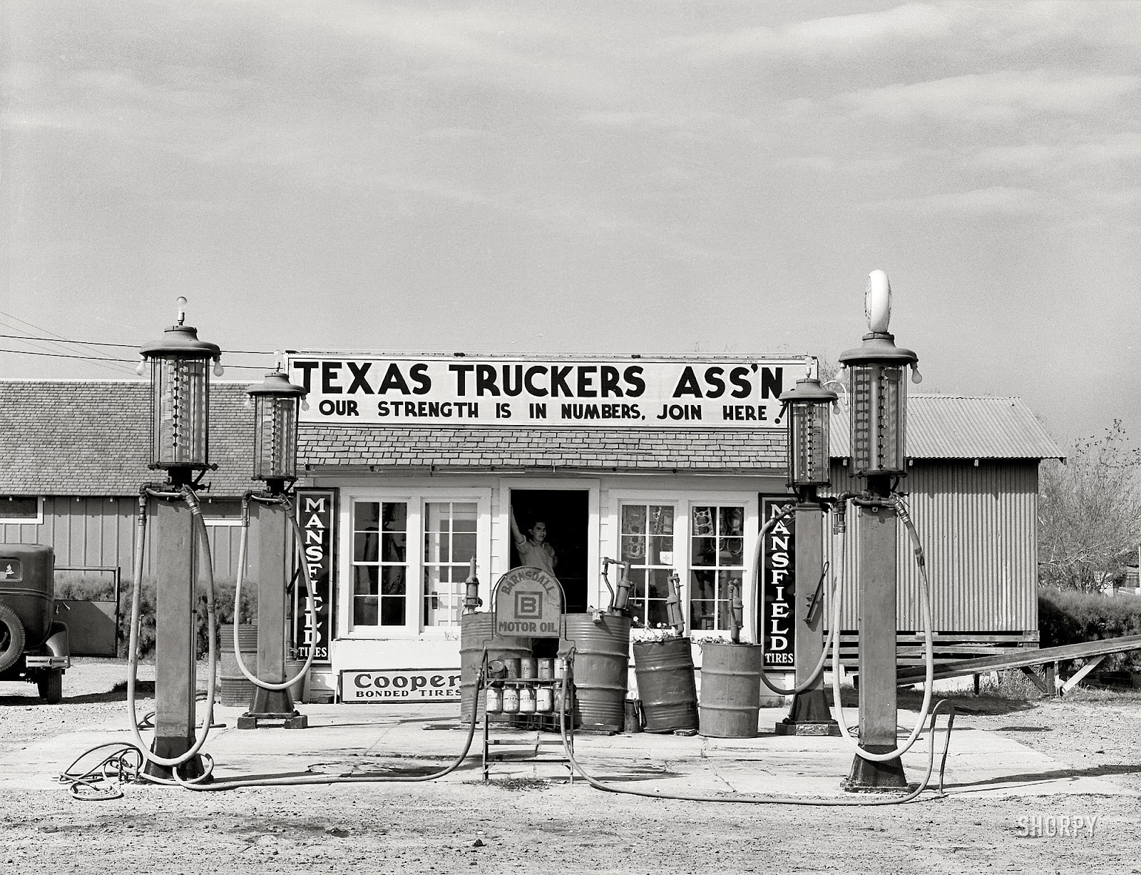 VINTAGE GAS STATION PHOTOS / via Shorpy Historical Archive