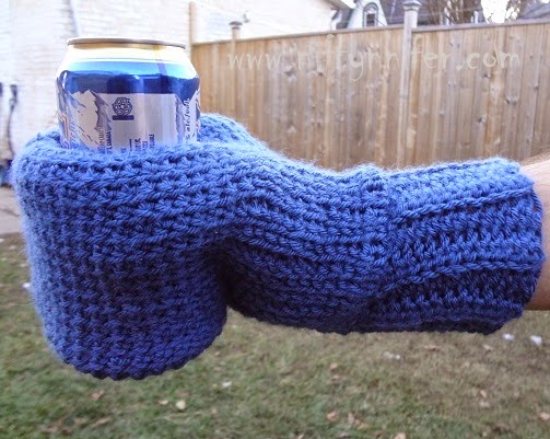 Free Crochet Pattern ~Beverage Mitt http://www.niftynnifer.com/2014/12/free-crochet-pattern-beverage-cozy-mitt.html #BeerMitt #CoffeeCosy #CrochetPattern
