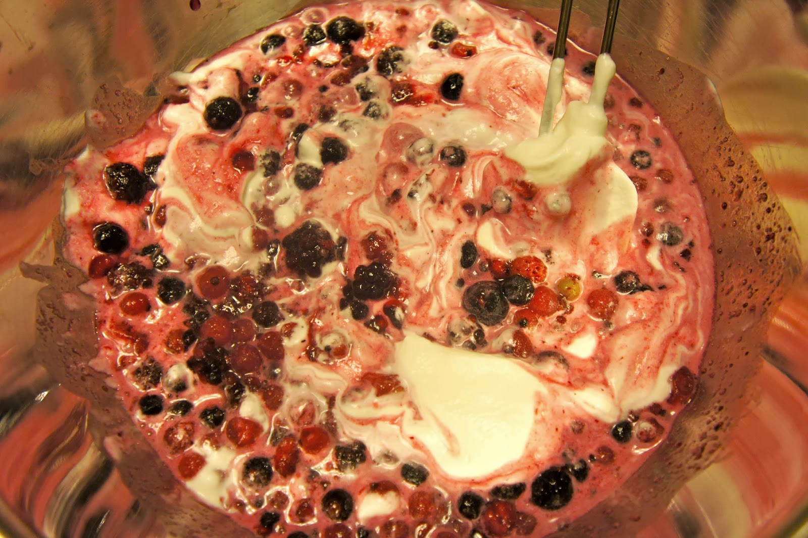 chocolate and cakes: Layer cake with berries and chocolate icing