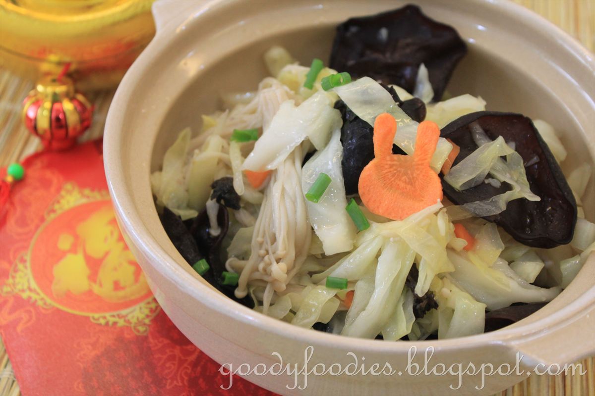 GoodyFoodies Recipe Cabbage with Wood Ear Fungus and Enoki Mushrooms (Vegetarian)