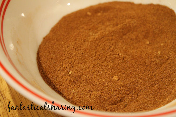 Gingerbread Spice Mix for #handcraftededibles | This spice blend is the perfect mix to have on hand in the colder months - add it to your oatmeal, coffee, etc.! #gingerbread