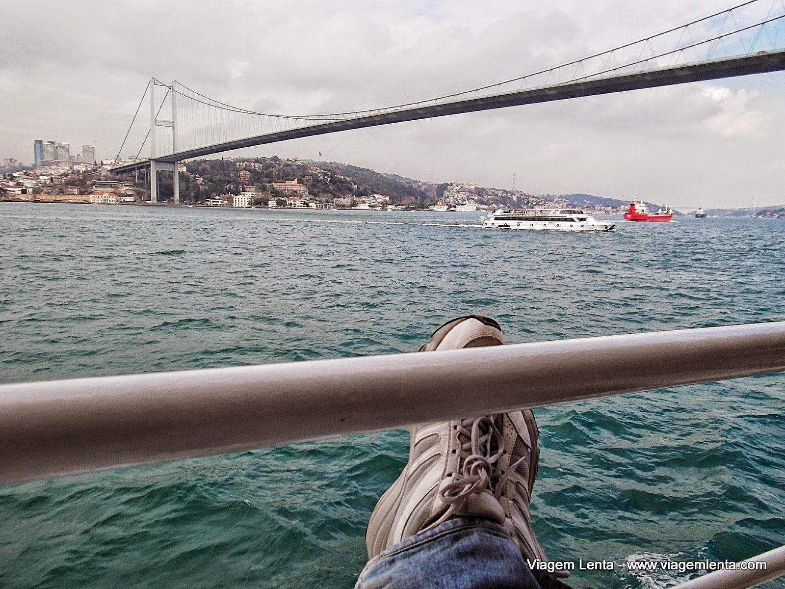 Relato da viagem em Istambul, uma incrível cidade, europeia e asiática, e maravilhosas construções como a Hagia Sophia, a Mesquita Azul e o Palácio Topkapi. Ponte Gálata: os pescadores Relato da viagem em Istambul, uma incrível cidade, europeia e asiática, e maravilhosas construções como a Hagia Sophia, a Mesquita Azul e o Palácio Topkapi. Ponte Gálata: os pescadores