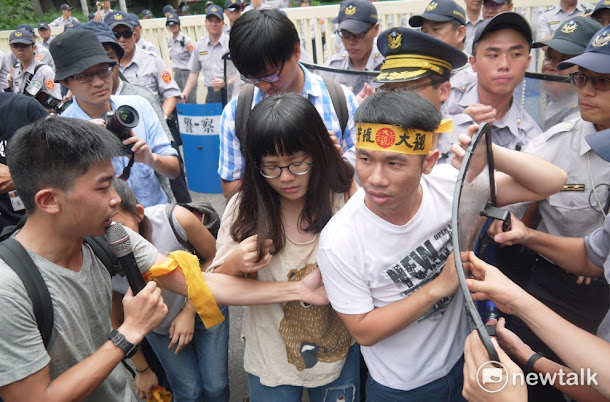大觀事件自救會成員鄭仲皓帶領居民一同高喊「大觀生存沒未來、政院專案要解決!」 大觀事件自救會成員鄭仲皓帶領居民一同高喊「大觀生存沒未來、政院專案要解決!」
