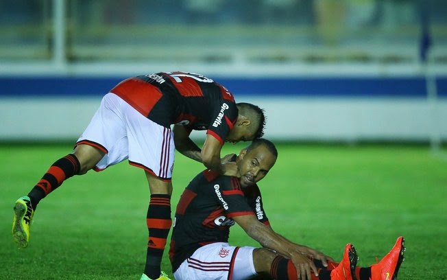 Flamengo perde para o Atlético-PR em Macaé e vira lanterna do Brasileirão