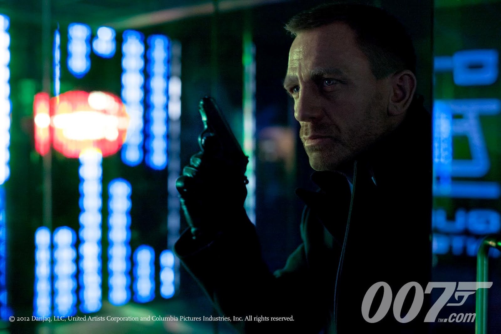 http://3.bp.blogspot.com/-Ulu_spRcYV4/Ty1AcEwzAuI/AAAAAAAACtE/7awdK__D3VI/s1600/james-bond-skyfall-official-image-daniel-craig.jpg