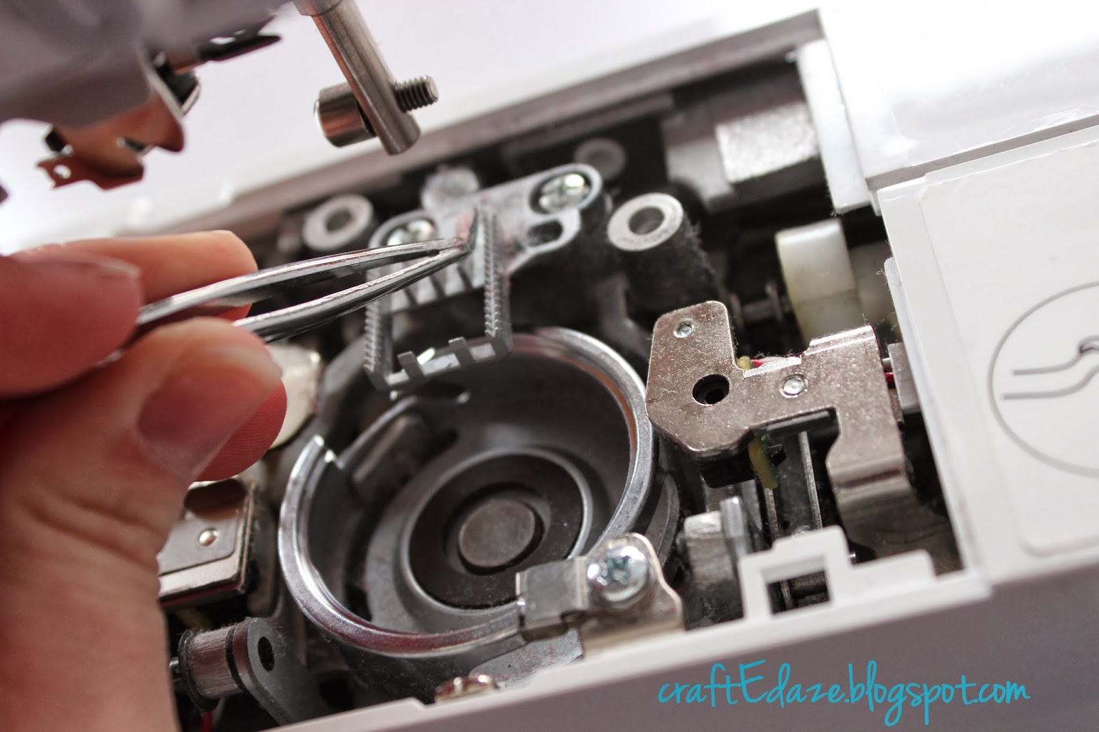craftEdaze How to Clean your Sewing MachineLint free in 5 minutes or