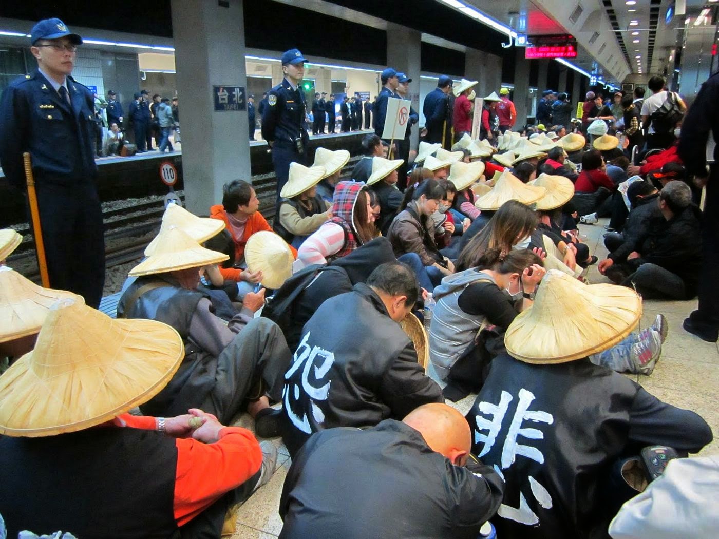 台灣鐵路管理局今(6)日表示,昨日關廠工人的行動共造成1萬600名旅客受影響,違反《鐵路法》及公共危險、阻斷公共運輸交通等行為,台鐵已移請鐵路警察局依法辦理。圖:何孟璇/攝 台灣鐵路管理局今(6)日表示,昨日關廠工人的行動共造成1萬600名旅客受影響,違反《鐵路法》及公共危險、阻斷公共運輸交通等行為,台鐵已移請鐵路警察局依法辦理。圖:何孟璇/攝