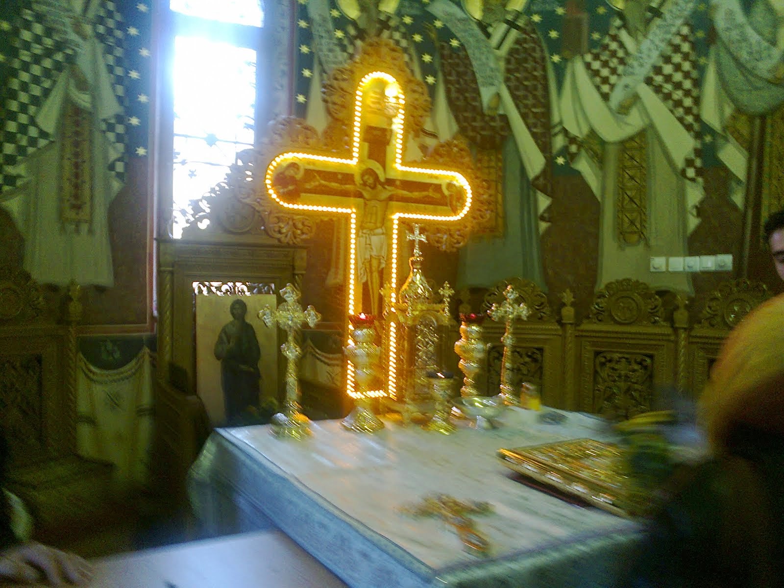 aceasta  cruce  luminata  se  afla  in  altarul  biserici  marcuta    din  bucuresti