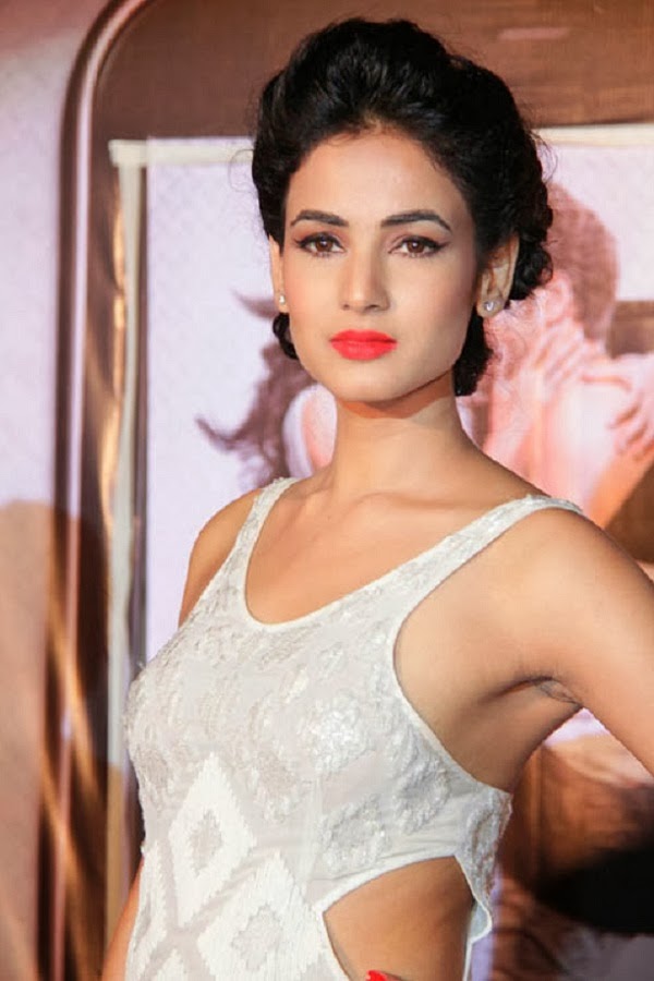 INDIAN BEAUTIES: SONAL CHOUHAN