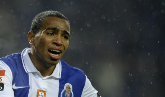¿ Real Madrid quiere fichaje de Álvaro Pereira ? ¿ Real Madrid quiere fichaje de Álvaro Pereira ?