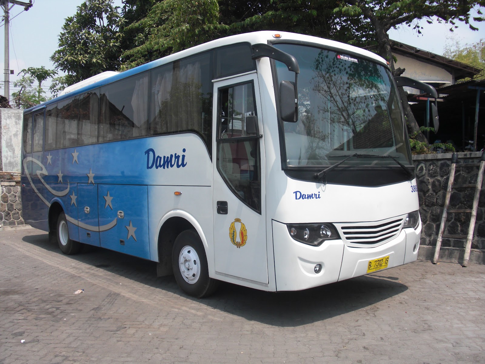 DAMRI Pariwisata: Mengantar Petualangan, Menyambut Kenangan