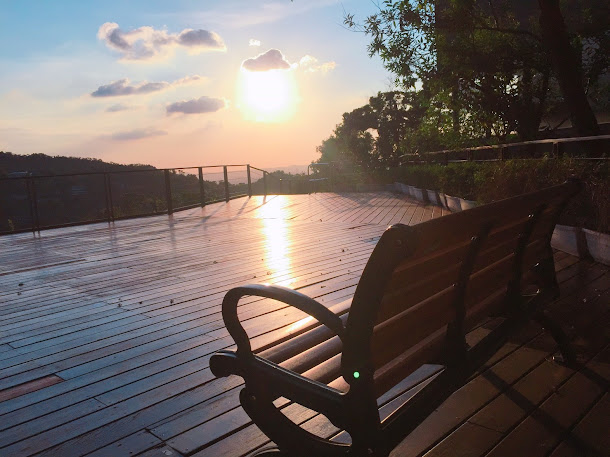 貓纜站便利商店後方有個觀景平台,坐在長椅上看著遠方山景與夕陽相互輝映,工作中累積的壓力與煩悶也在瞬間消失, 貓纜站便利商店後方有個觀景平台,坐在長椅上看著遠方山景與夕陽相互輝映,工作中累積的壓力與煩悶也在瞬間消失,