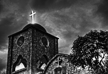 La cruz brilla anunciando el final del día de San Juan