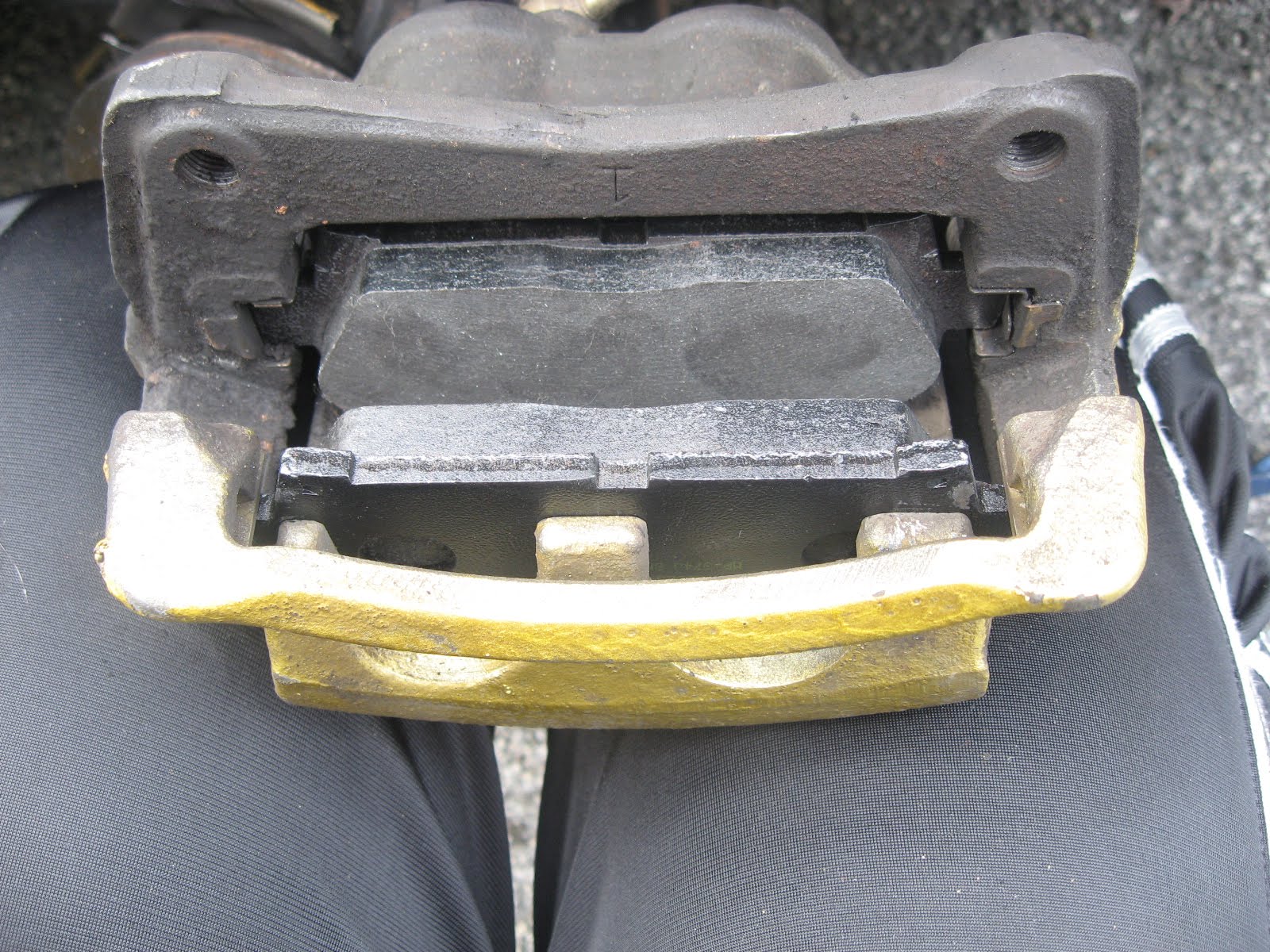 AE111 twin pot replacing front disc and brake pad Zerotohundred