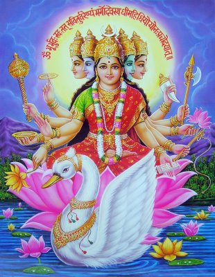 matahari yang memberi cahaya dalam gayatri Gayatri+Devi