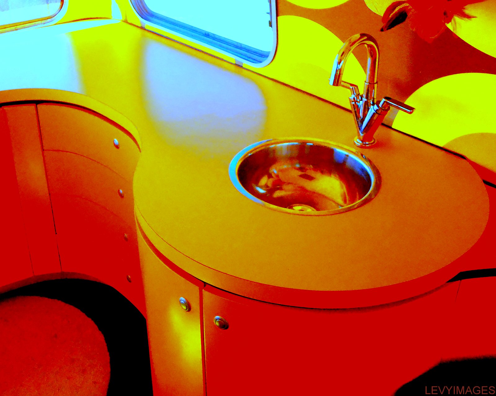 http://3.bp.blogspot.com/-UtBQepgumtQ/UT0OnsUFXkI/AAAAAAAANXk/bJ8qZaerQko/s1600/bubbles-retro-artdeco-vintage-fibreglass-1972-oxford-concord-new-zealand-caravan-hil-mario-stapper-life-enjoyers-wanaka-freedom-camping-the-flying-tortoise-005.jpg