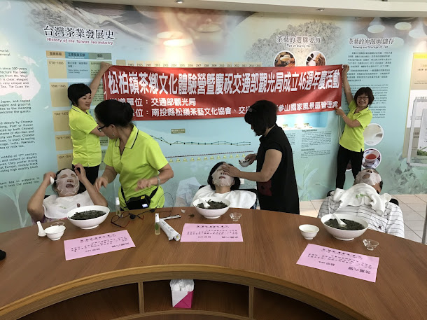 參山處處長吳主治坐在長板凳上體驗早期茶農以長巾揉茶。 參山處處長吳主治坐在長板凳上體驗早期茶農以長巾揉茶。