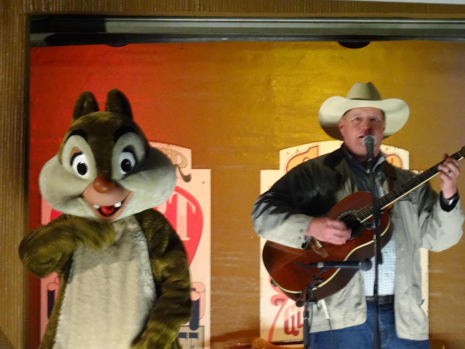 Chip 'N Dale's Campfire Sing-A-Long: o acampamento com Tico e Teco