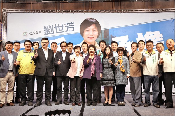 民進黨立委劉世芳3日晚間舉辦尾牙餐會,席開近50桌,高雄市長陳菊(中)現身力挺,稱劉世芳「傳承高雄使命」。 民進黨立委劉世芳3日晚間舉辦尾牙餐會,席開近50桌,高雄市長陳菊(中)現身力挺,稱劉世芳「傳承高雄使命」。