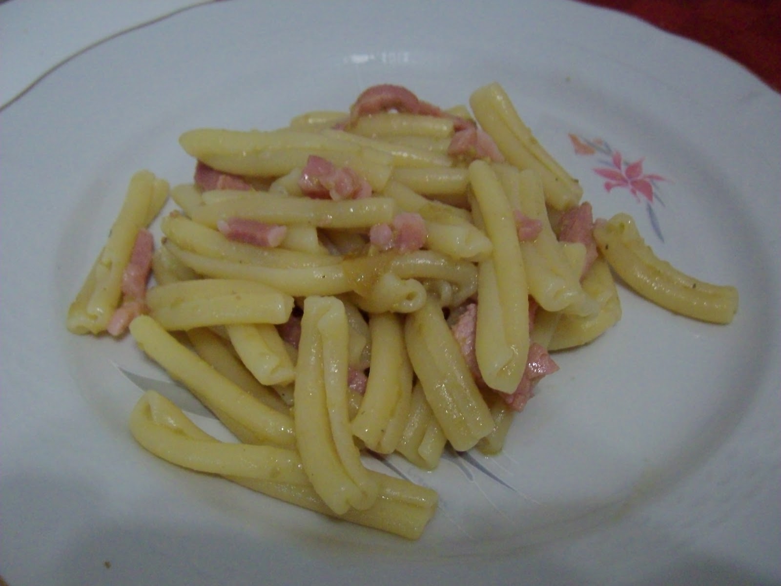 Caserecce con pancetta affumicata e pesto di olive verdi