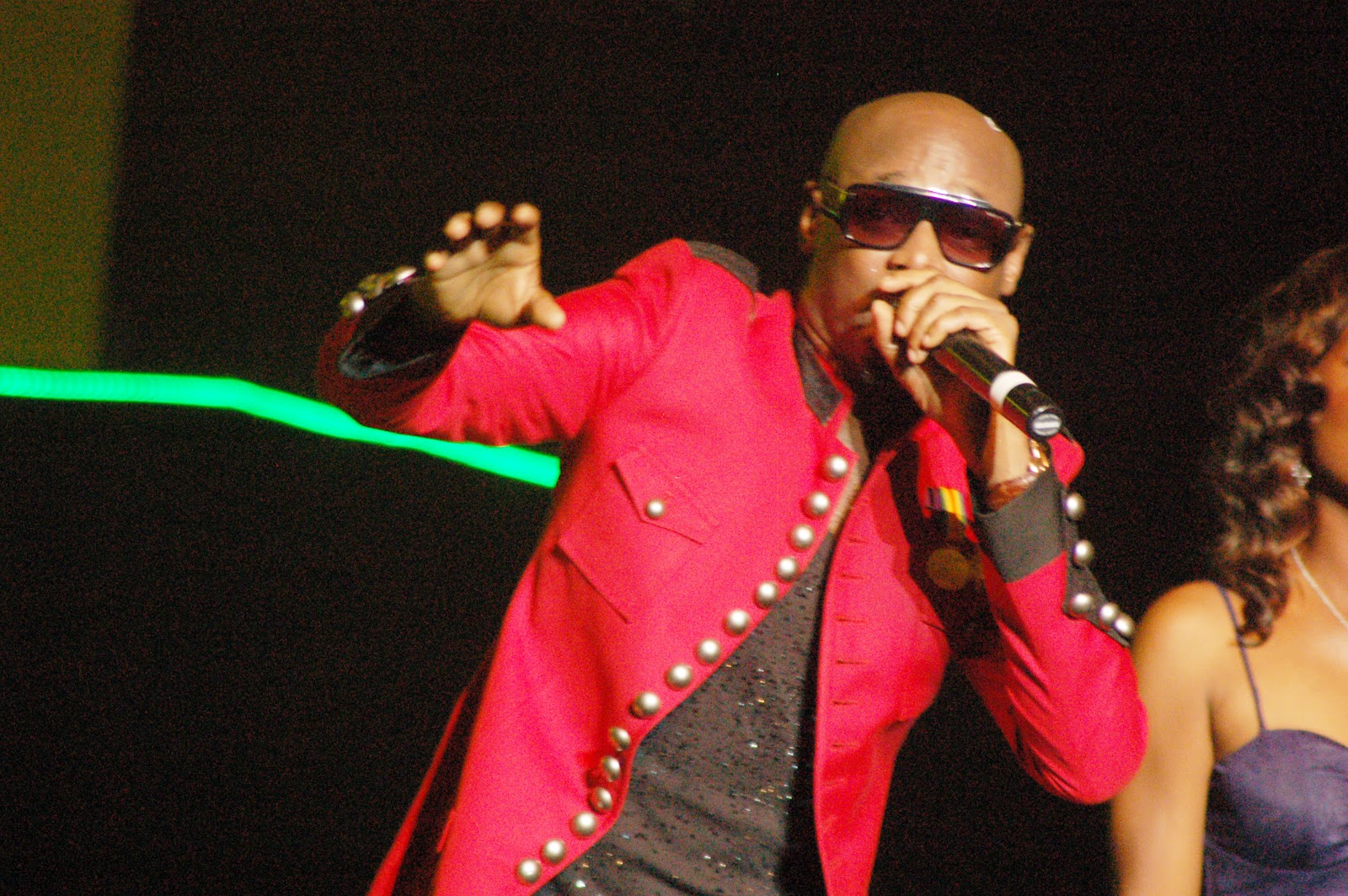 Tonero Photo Agency 2FACE`S DANCE IN THE RAIN TRACK THRILLS MALE AUDIENCE