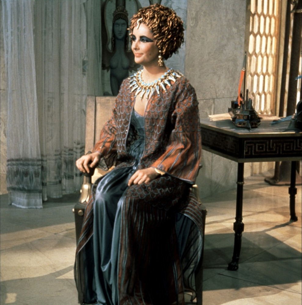 Les secrets de la robe dorée d'Elizabeth Taylor dans “Cléopâtre
