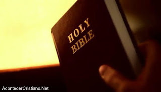 Repartiendo Biblias casa por casa