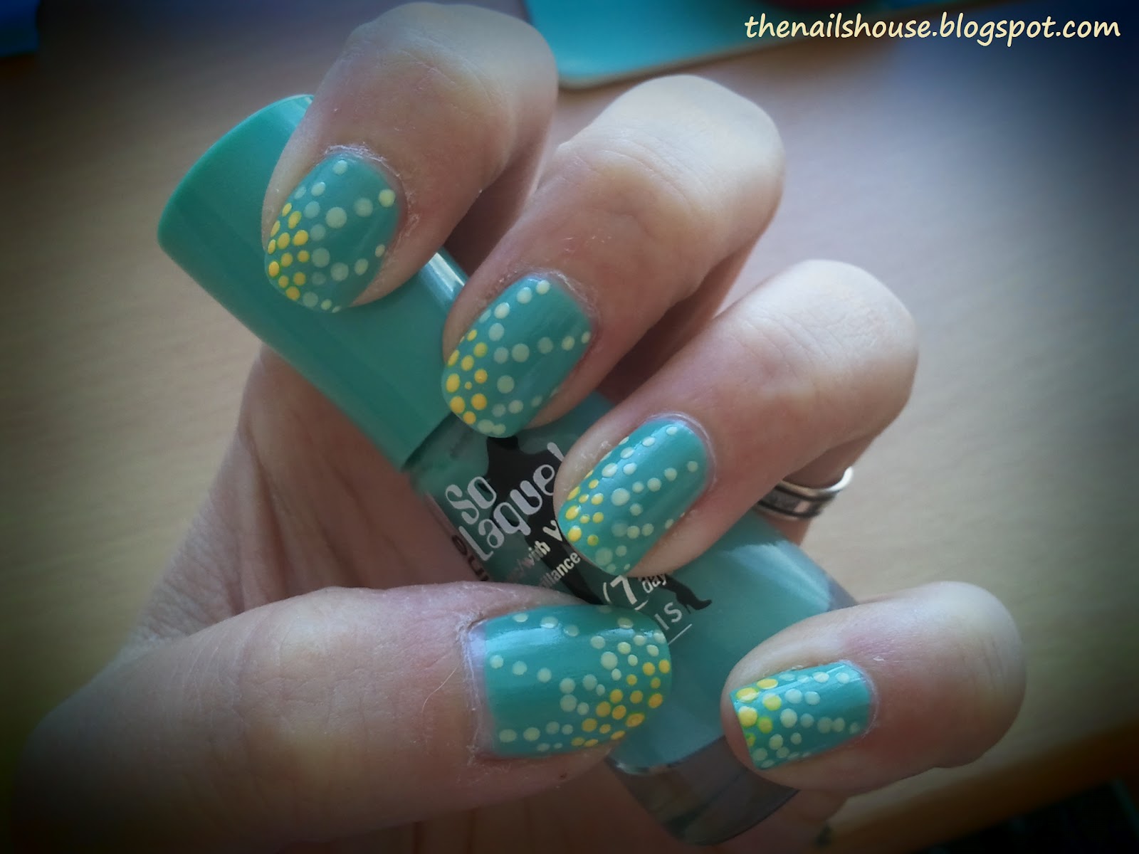 Nail Art Soleil en pois Bleu et jaune THE NAILS HOUSE