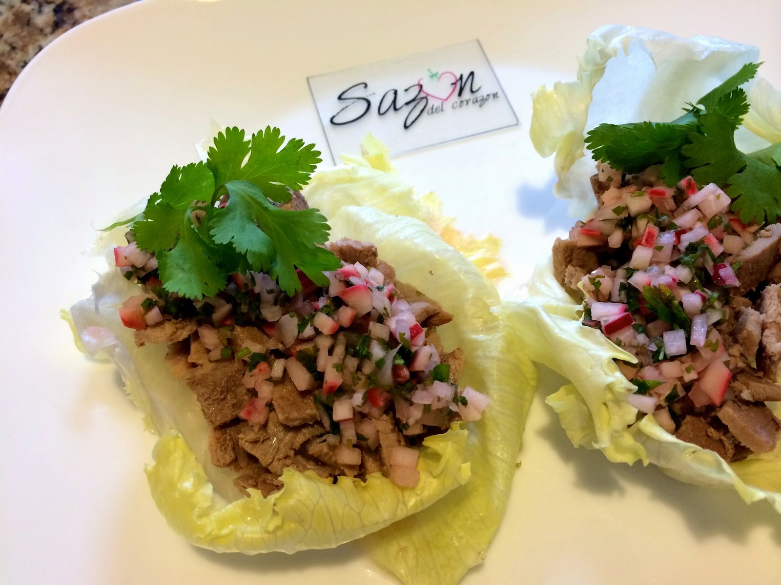 Sazón del corazón Tacos de lechuga con carne asada