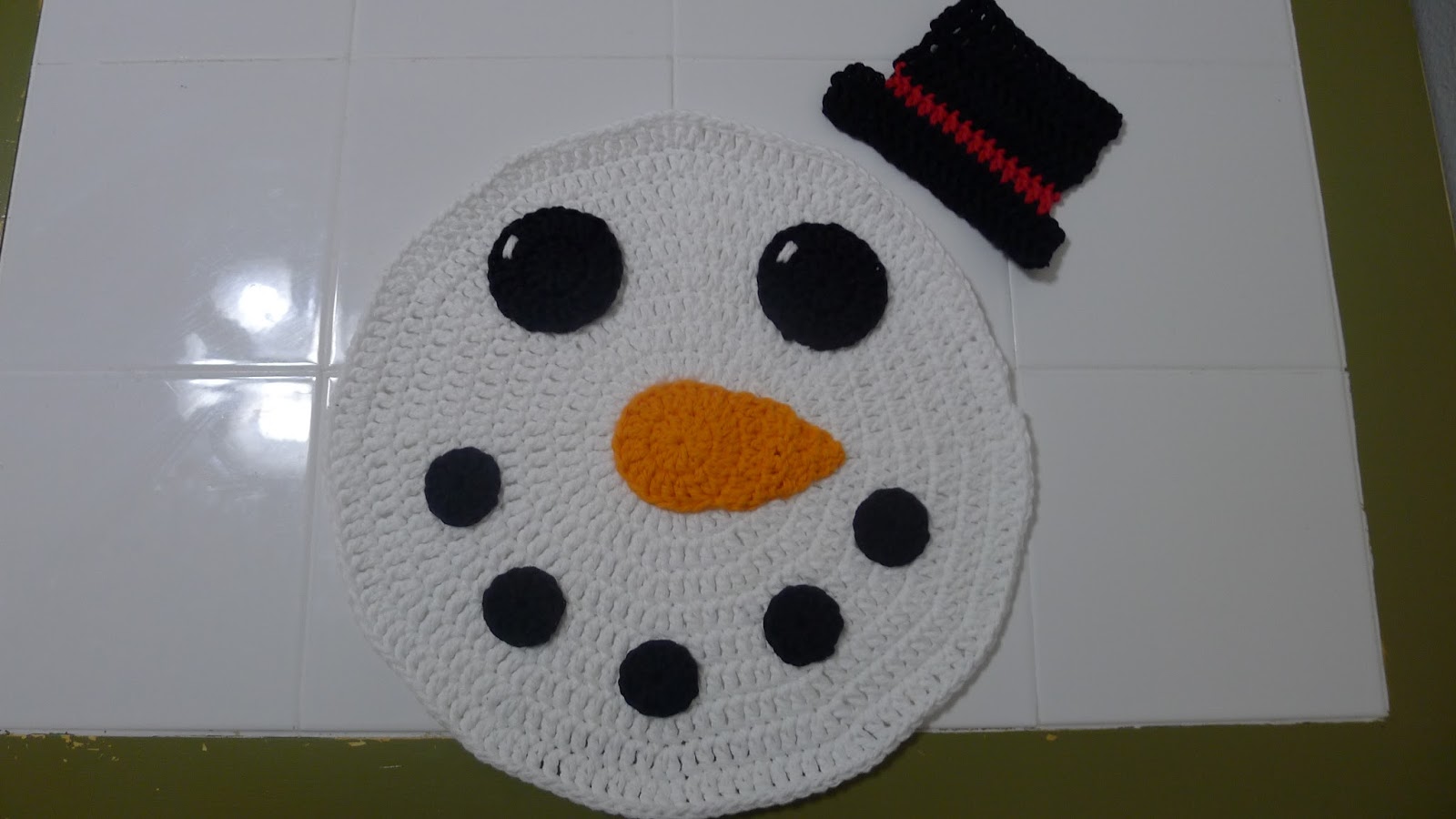 mnopxs2 the blog Snowman Placemat (Optional Hat Coaster) Crochet