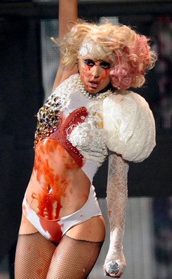 http://3.bp.blogspot.com/-V3lNP8nVNBo/TdlByvhHsDI/AAAAAAAAAFU/aoVX3lPp8-U/s640/bloodgaga.jpg