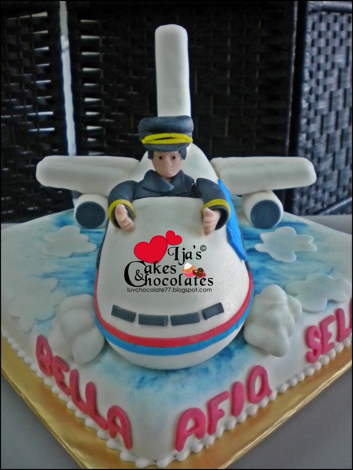 Kek fondant bentuk kapal terbang request dr Bella sbg kek hantaran
