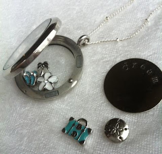 Origami Owl open living locket.  Sercure closure magnetic closure, yet easy to open to interchange charms.  www.carlanew.origamiowl.cm