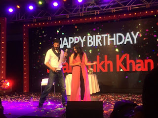 Shahrukh Khan teaches a fan to do his signature pose at his 50th birthday bash