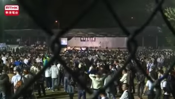 香港4個警察組織22日晚間舉行集會,聲援因佔中事件被判刑的7名同袍。 香港4個警察組織22日晚間舉行集會,聲援因佔中事件被判刑的7名同袍。