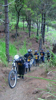 Ada seorang peserta yang berkata, "Menuntun sepeda tidak haram kok"