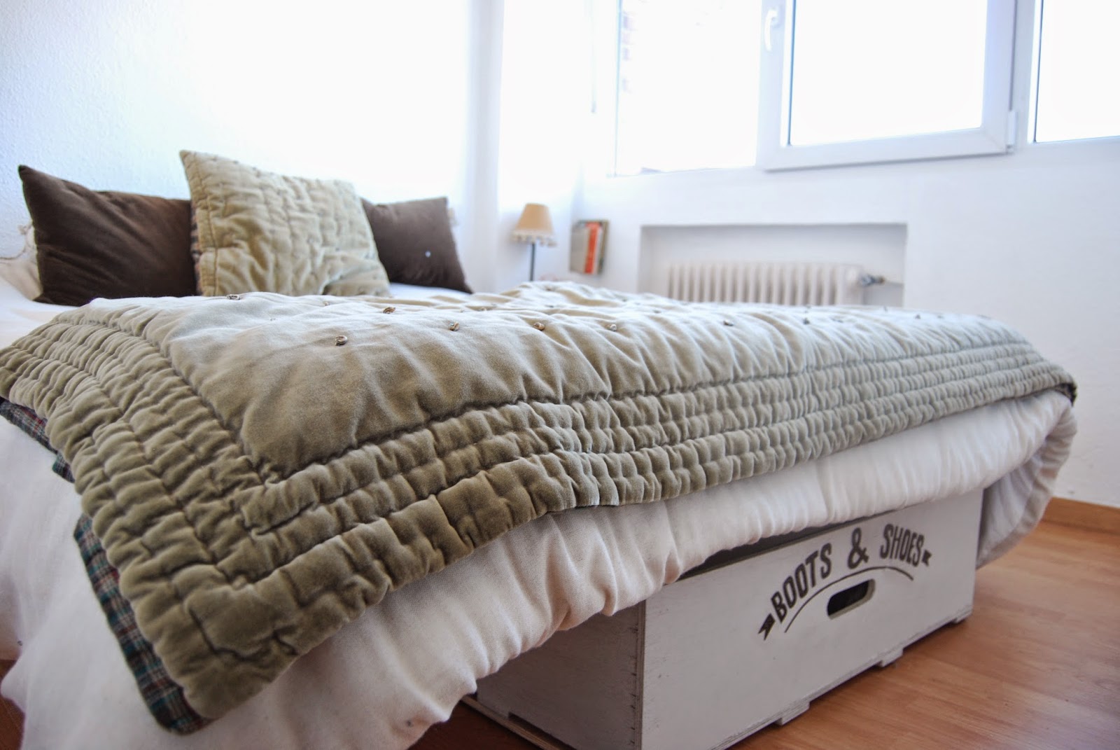 Caja de madera reciclada como cajón de zapatos. DIY painted wood box to