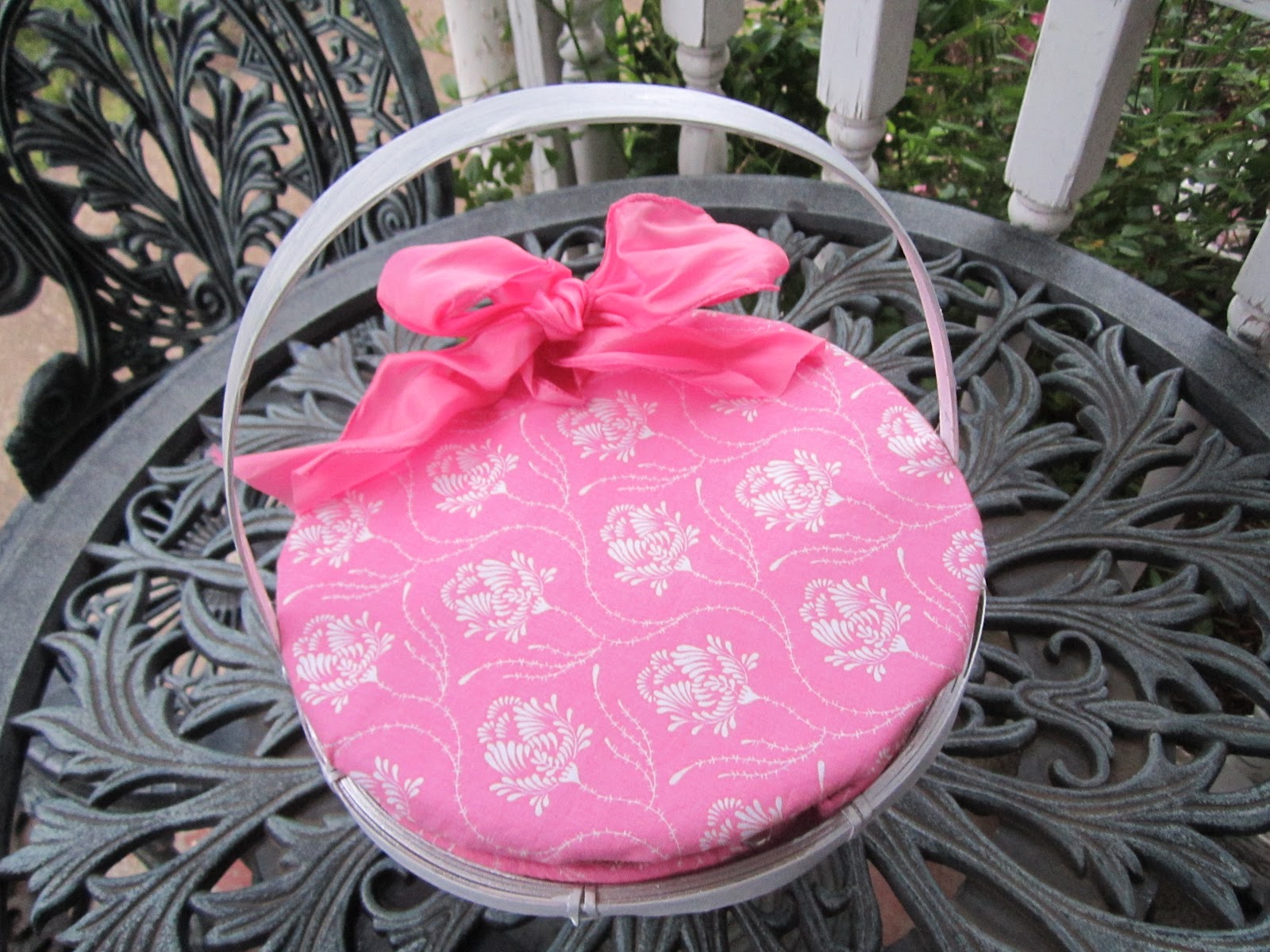 Home Living Make A Fancy Picnic Basket From an Ordinary Basket