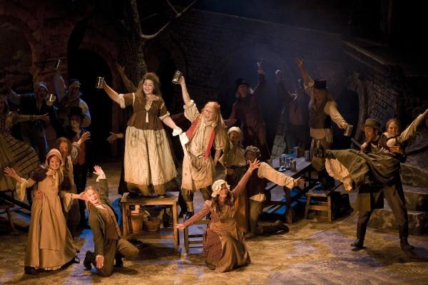 Les Miserables "Master of the house" Lyrics | online music ...