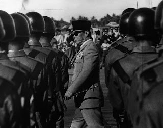 foto gambar presiden ir. soekarno (sukarno) sedang memeriksa pasukan