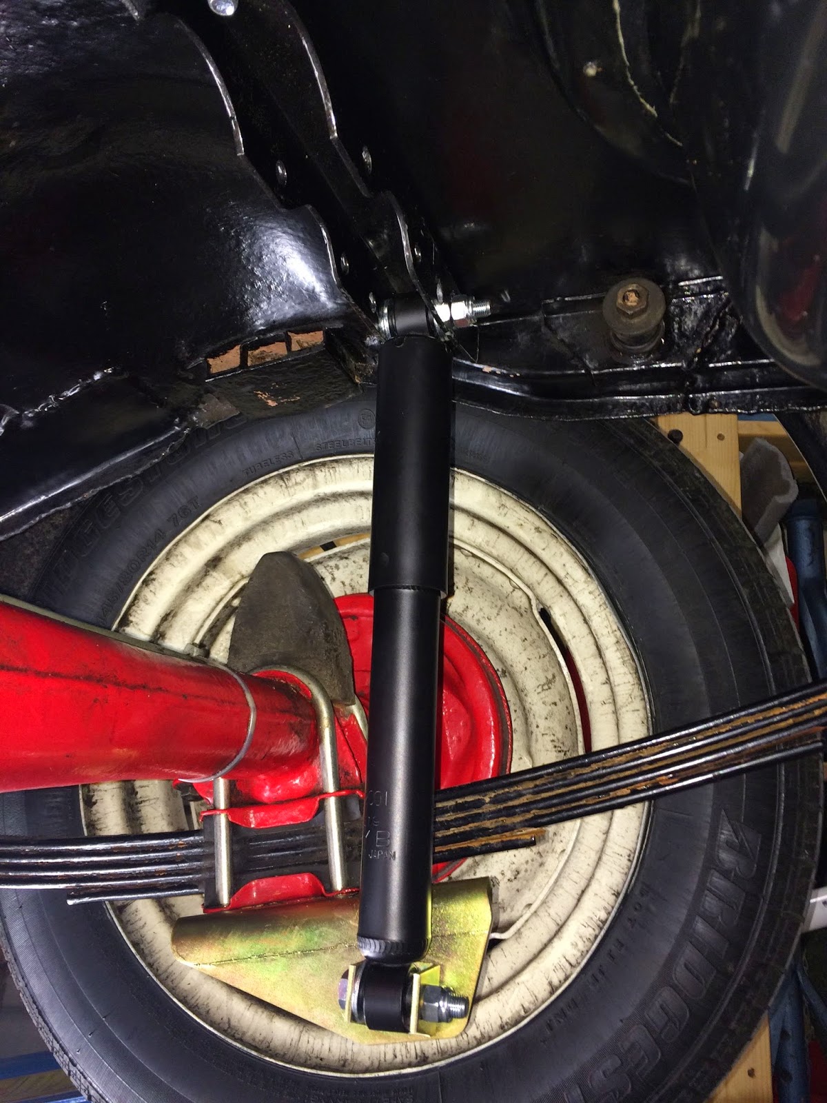 Theo's Morris Minor 1000 Tourer Fitting telescopic shock absorbers rear