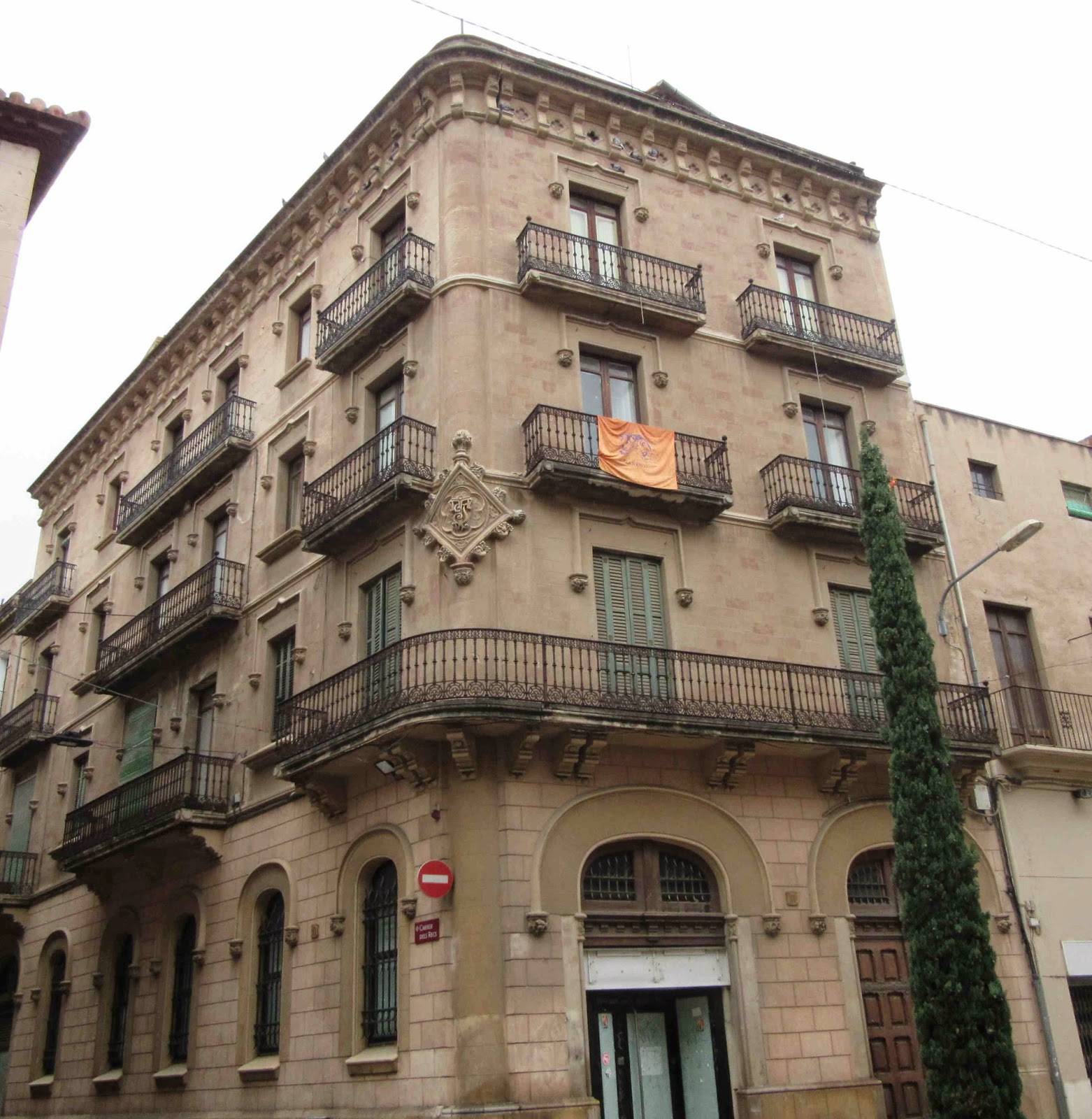 barandilla encima de la cornisa crucigrama la ruta del modernismo en reus barandilla encima de la cornisa crucigrama la ruta del modernismo en reus