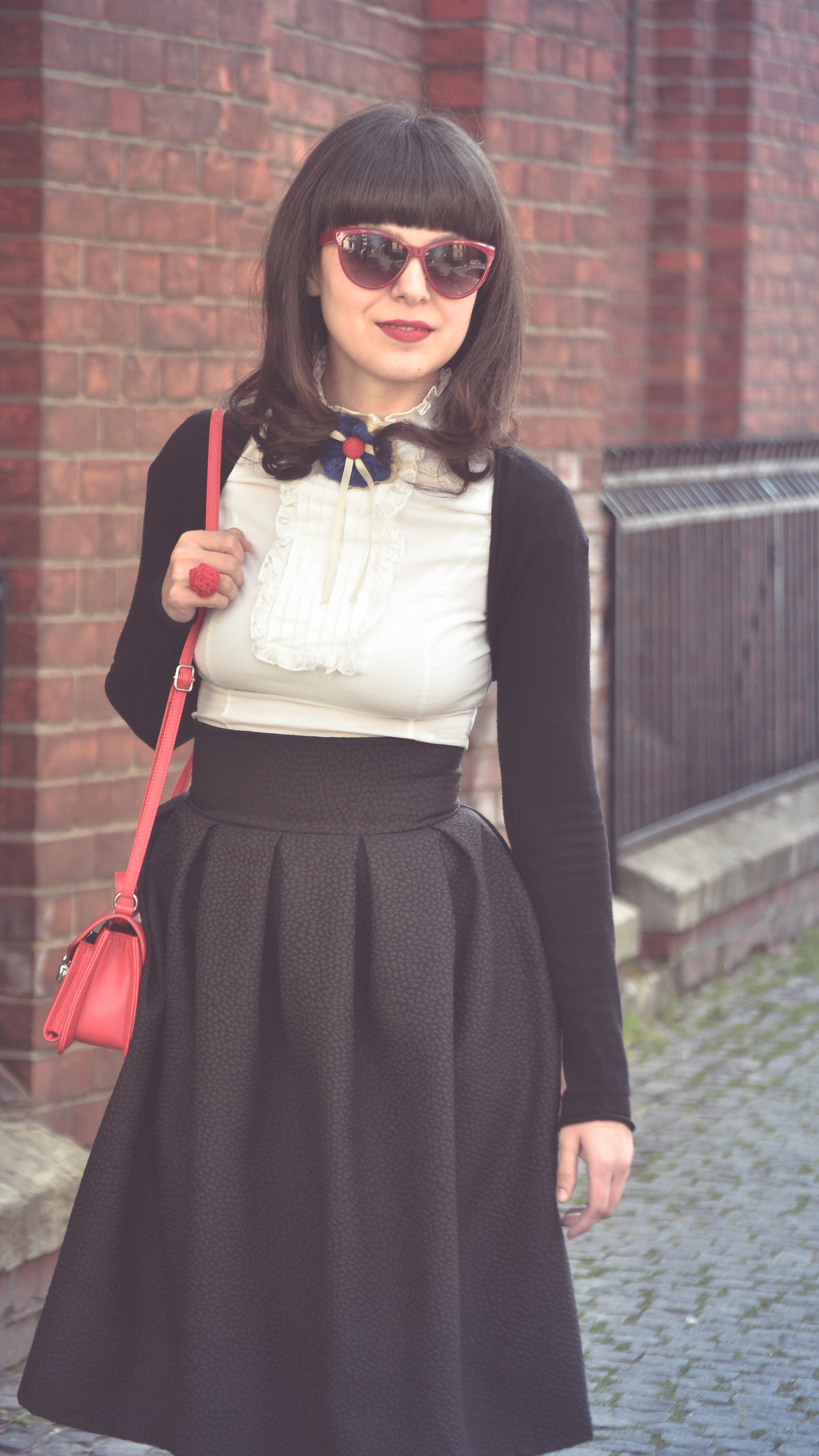 midi puffed up 50s black style skirt vintage style white shirt dotted red heels minnie outfit red purse depurtat