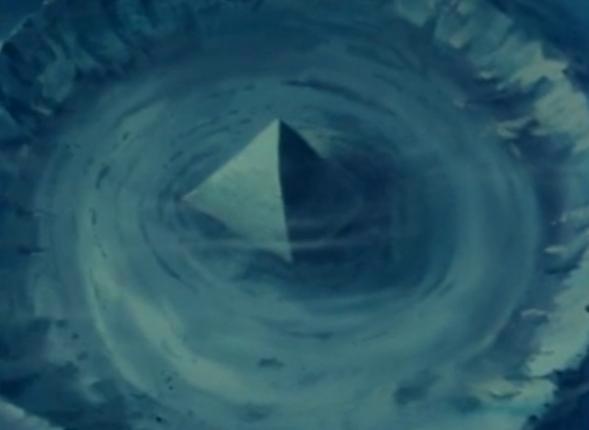 Gigante pirámide de cristal descubierto en el Triángulo de las Bermudas
