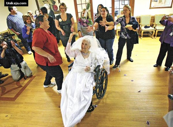 image 3 Ulang Tahun ke 100, Wanita Ini Dinikahi Kekasihnya
