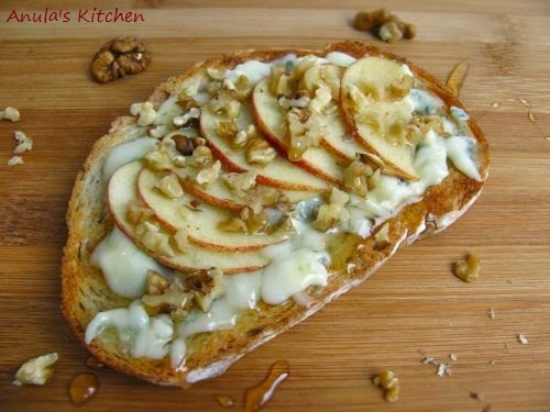 Anula S Kitchen Gorgonzola Walnuts Apple And Honey Crostini