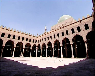 تفنن المعماريون المسلمون في بناء القباب فمنها القبة المستديرة و المضلعة و المؤلفة من دور واحد أو أكثر